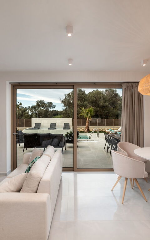 Villa Silentium Olia: Dining Room, Living Room