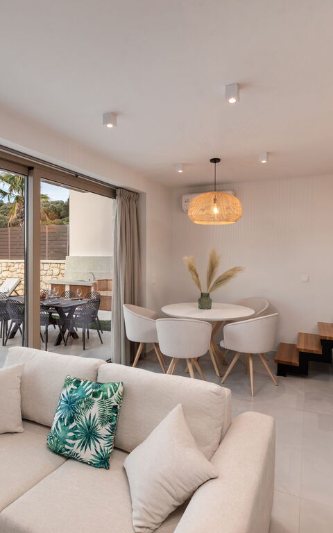 Villa Silentium Olia: Dining Room, Living Room