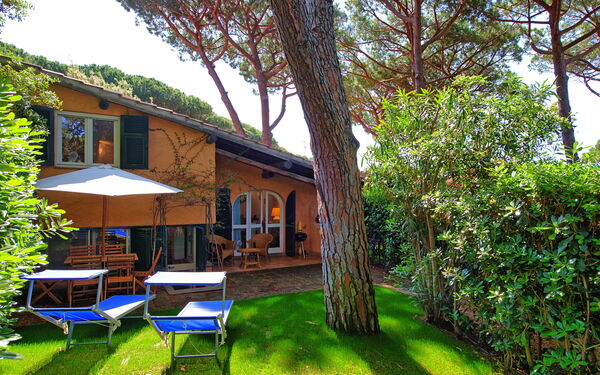 Le Dune: Building Exterior, Outdoor