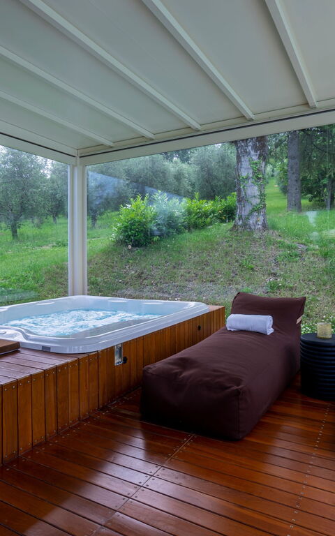 Villa Ca Viola: Building Exterior, Hot Tub, Outdoor, Wellness
