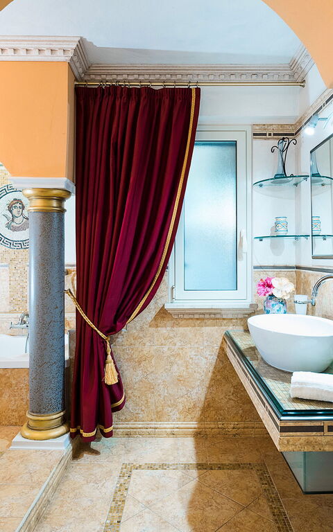 Buena Vista: Bathroom