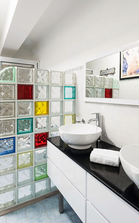 Buena Vista: Bathroom