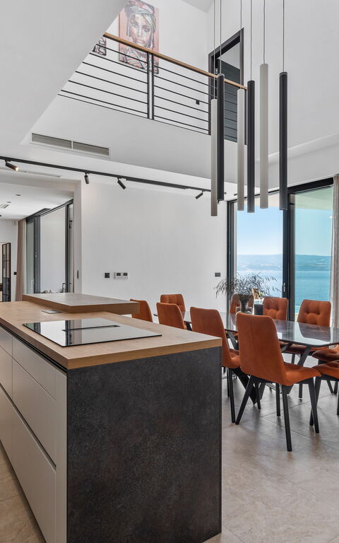 Villa Sea Breeze: Dining Room, Kitchen, Main Entrance