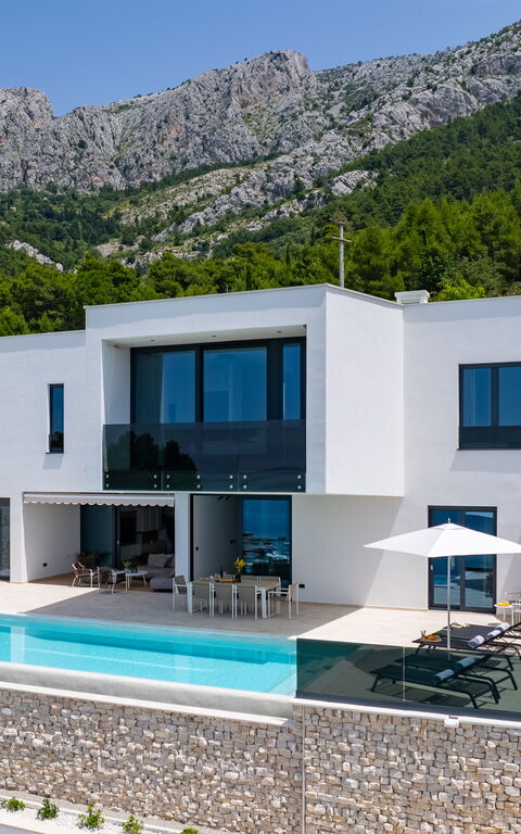 Villa Loma: Balcony / Terrace / Patio, Building Exterior, Pool, Scenic View