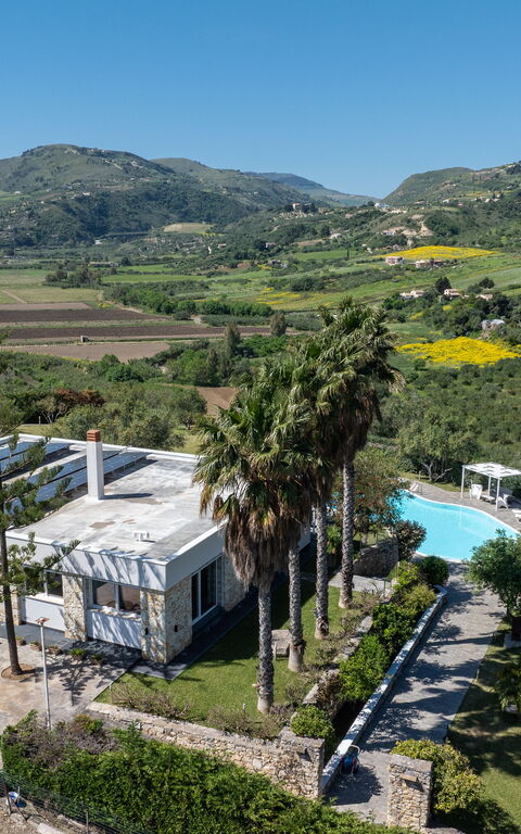 Villa Demetra: Pool, Scenic View