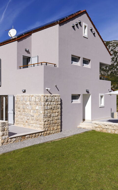 Villa Jure: Building Exterior, Garden