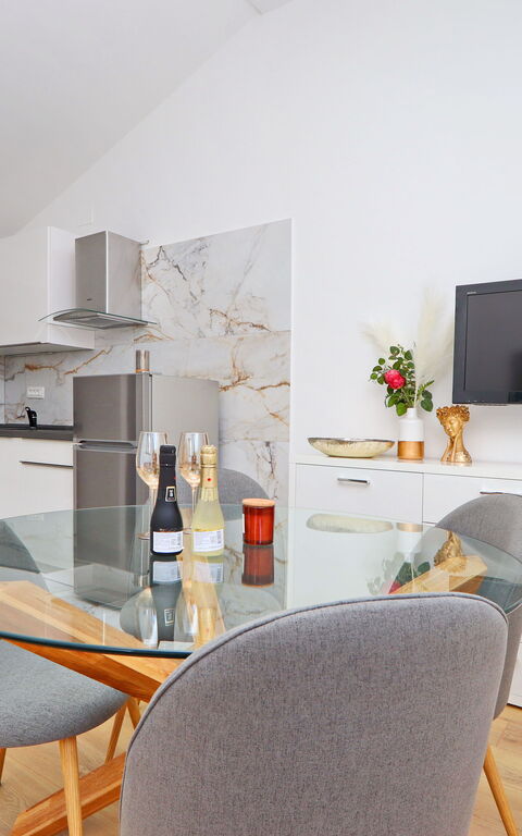 Villa Emerald: Dining Room, Kitchen