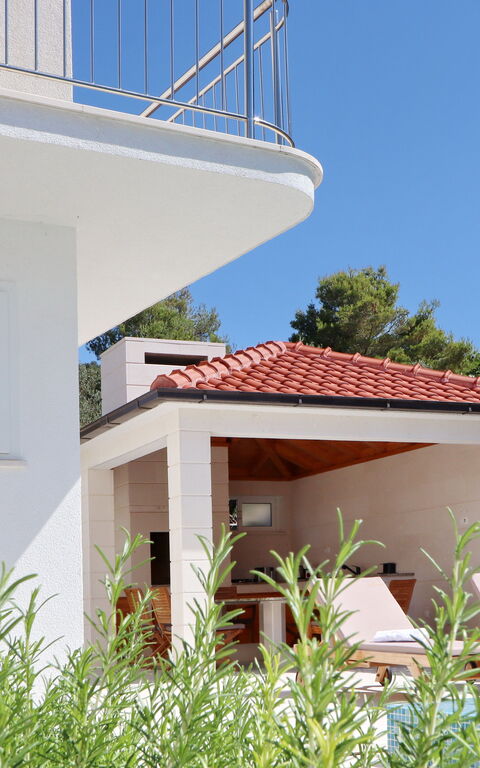 Villa Emerald: Balcony / Terrace / Patio, Building Exterior, Pool