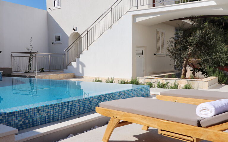 Villa Emerald: Building Exterior, Pool