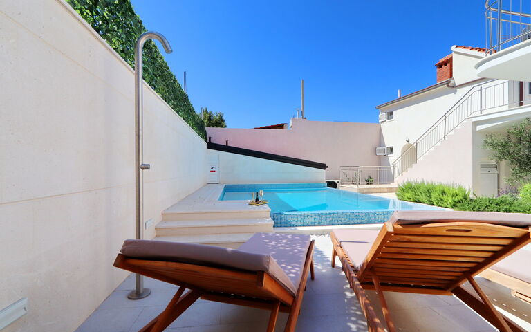 Villa Emerald: Building Exterior, Pool