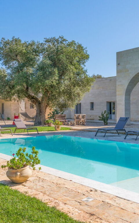 Tenuta Palù: Balcony / Terrace / Patio, Building Exterior, Garden, Pool