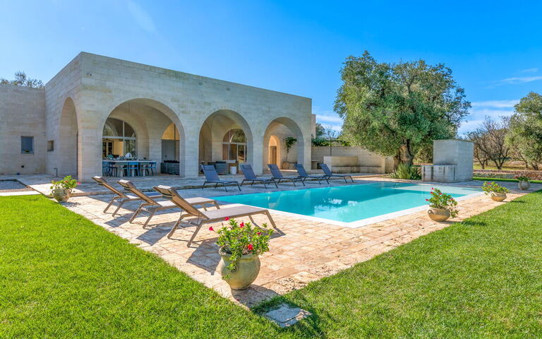 Tenuta Palù: Balcony / Terrace / Patio, Building Exterior, Garden, Pool