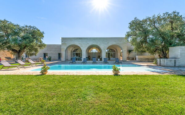 Tenuta Palù: Balcony / Terrace / Patio, Building Exterior, Garden, Pool