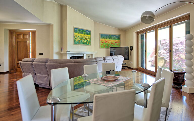 Villa Paradiso: Dining Room, Living Room