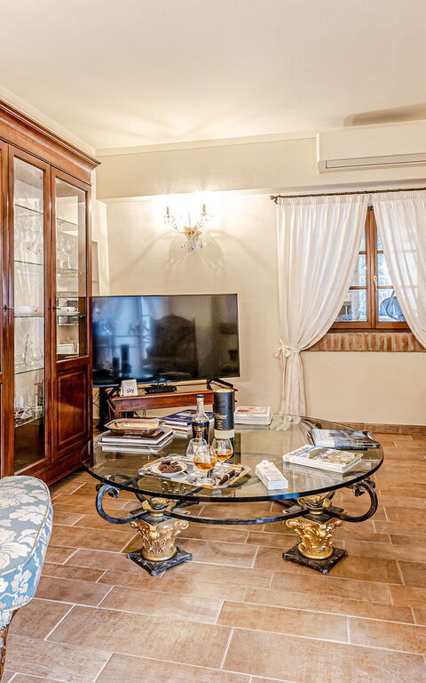 Chateau La Siroque: Living Room