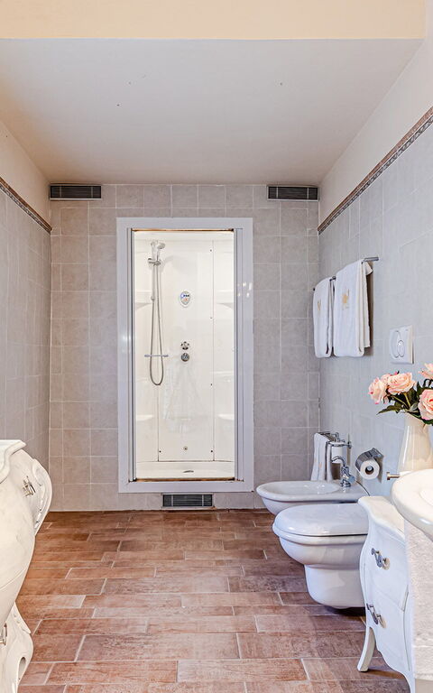 Chateau La Siroque: Bathroom