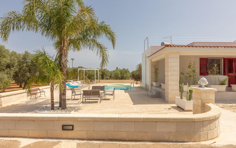 Villa Dolcevivere: Building Exterior, Outdoor, Pool, Summer