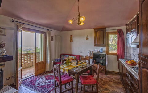 Accommodation Leccino 5: Dining Room, Kitchen