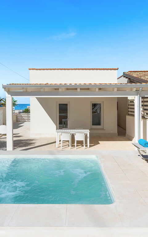 La Siesta: Building Exterior, Outdoor, Pool