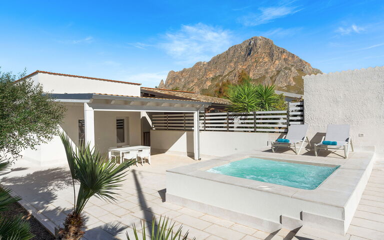 La Siesta: Building Exterior, Outdoor, Pool