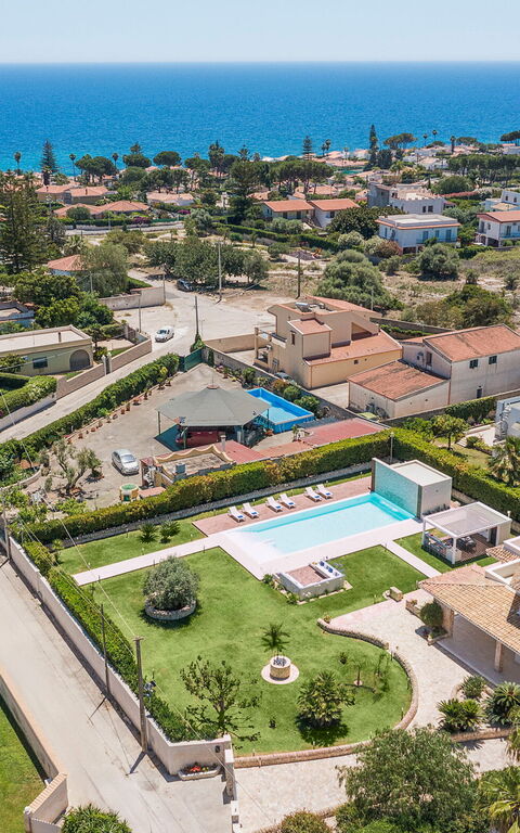 Villa Dilecta: Pool, Scenic View