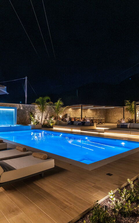 Villa Serenity: Outdoor, Pool