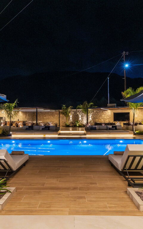 Villa Serenity: Outdoor, Pool