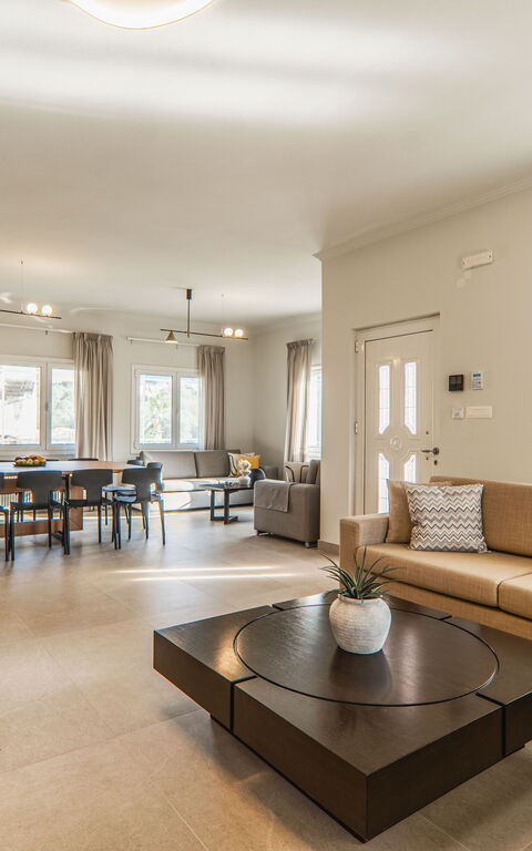 Villa Serenity: Dining Room, Living Room