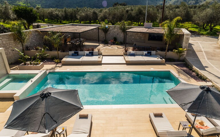 Villa Serenity: Outdoor, Pool