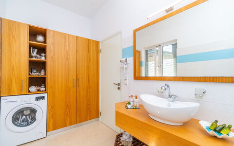 Accommodation Christianna Apartments 1: Bathroom