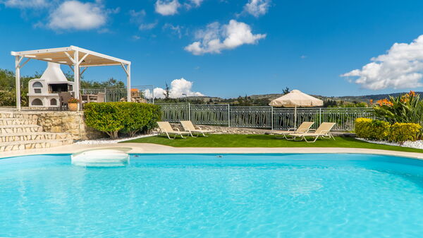 Villa Faye: Outdoor, Pool, Spring, Summer