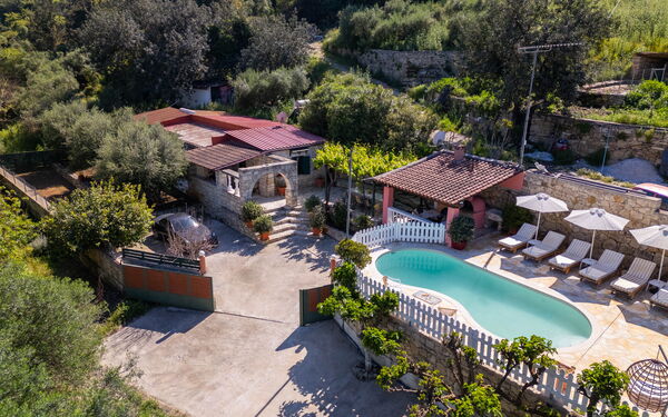 Villa Nikolas: Pool, Scenic View