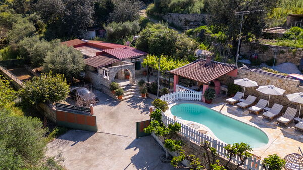 Villa Nikolas: Pool, Scenic View