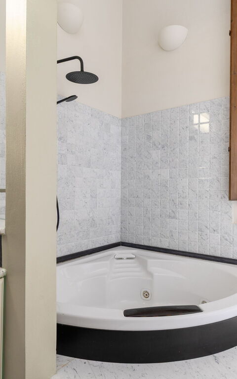 Villa Silvia: Bathroom, Hot Tub