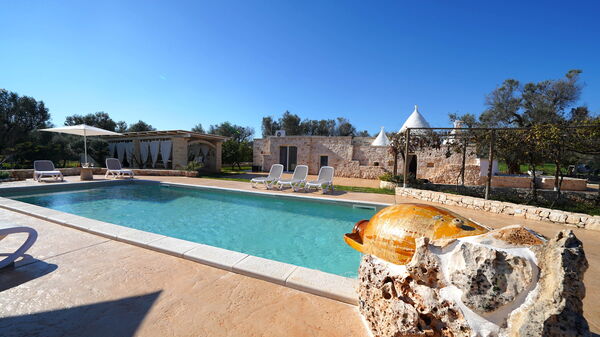 Trullo Samanta: Building Exterior, Outdoor, Pool