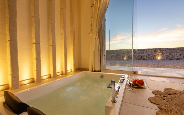Villa Regina Sul Mare: Hot Tub