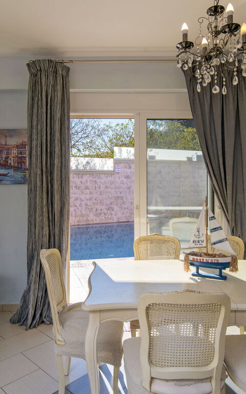 Doctor'S House: Dining Room