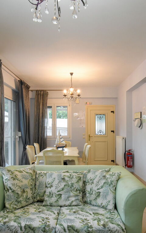 Doctor'S House: Living Room