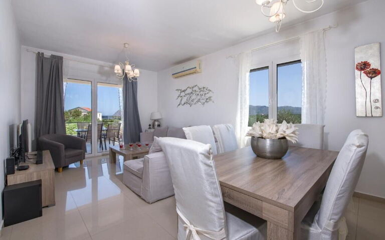 Magnolia: Dining Room, Living Room