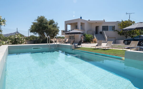 Magnolia: Building Exterior, Outdoor, Pool