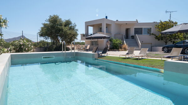 Magnolia: Building Exterior, Outdoor, Pool
