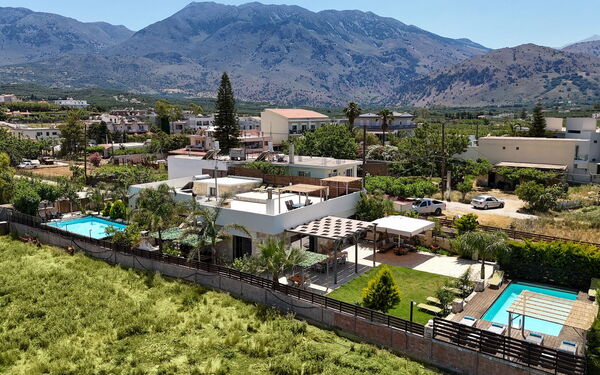 Villa Olympia: Pool, Scenic View