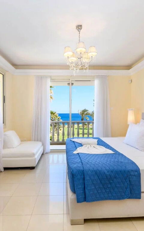 Royal Beachfront Villa: Bedroom