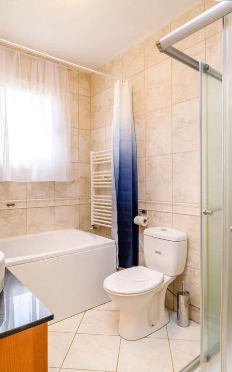 Royal Beachfront Villa: Bathroom