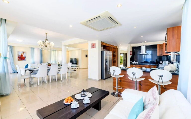 Royal Beachfront Villa: Dining Room, Living Room
