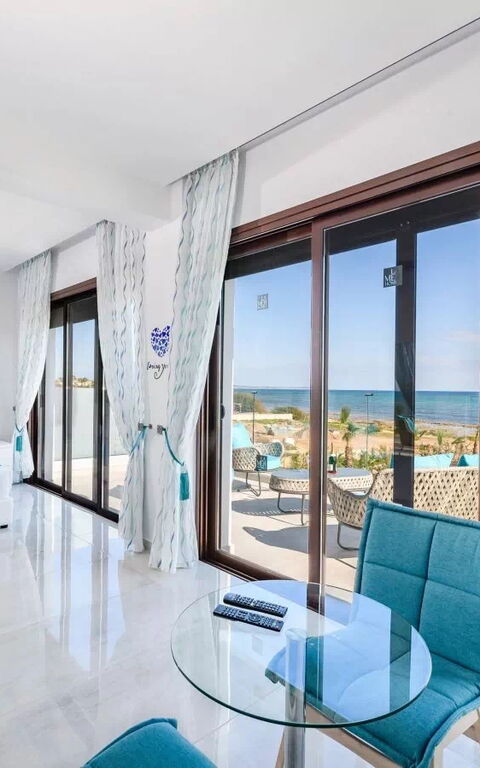 Serenity Seafront Villa: Bedroom