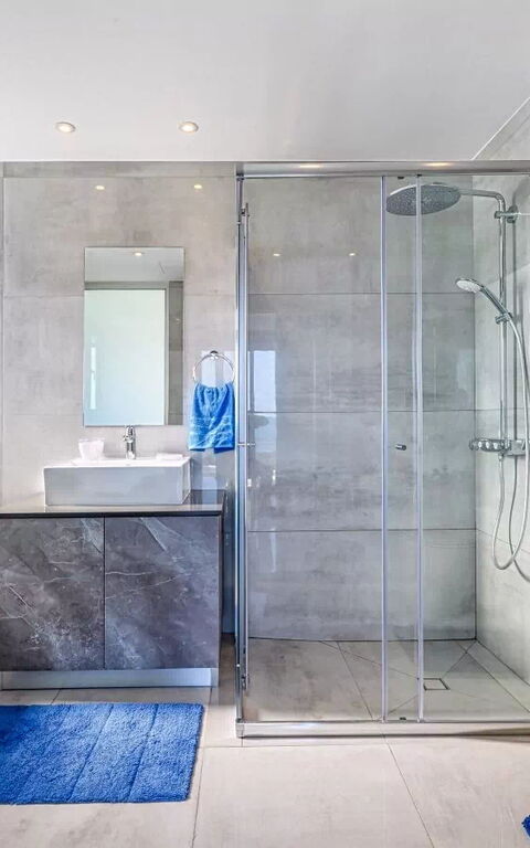 Serenity Seafront Villa: Bathroom