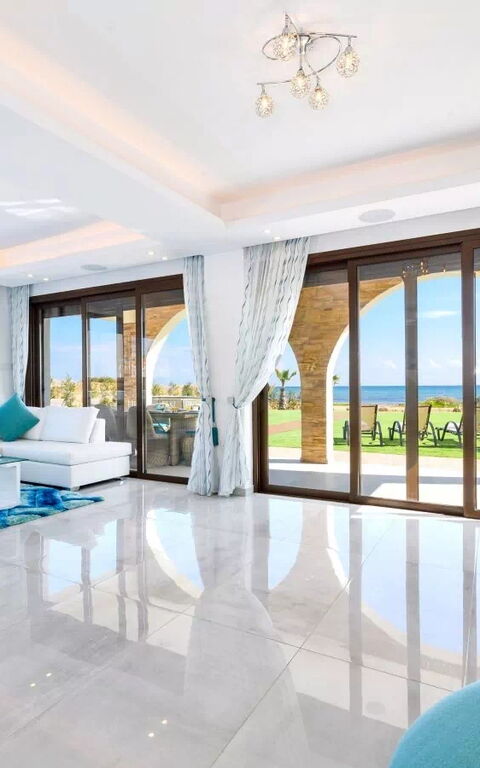 Serenity Seafront Villa: Living Room