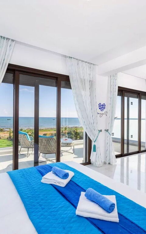 Serenity Seafront Villa: Bedroom