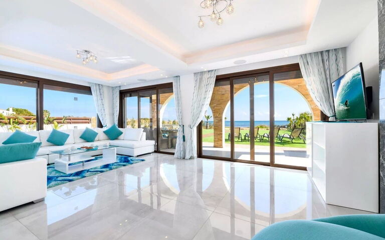 Serenity Seafront Villa: Living Room